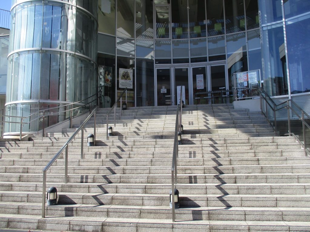 階段の裏にエレベーターがあり、施設に入ることができる。