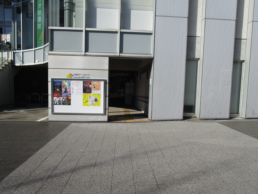 障害者用駐車場横からエレベーターに通じる通路がある。