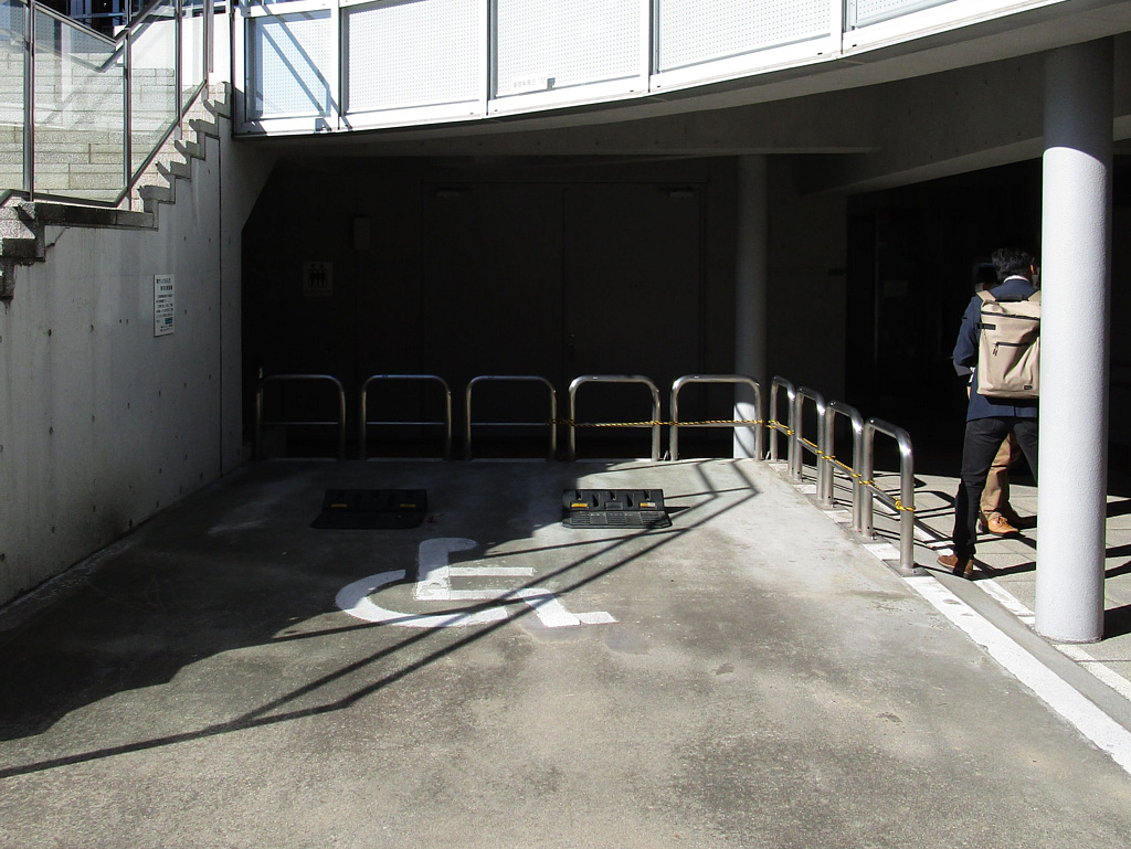 障害者用駐車場が1台ある。事前に予約が必要。またサポートを依頼することもできる。