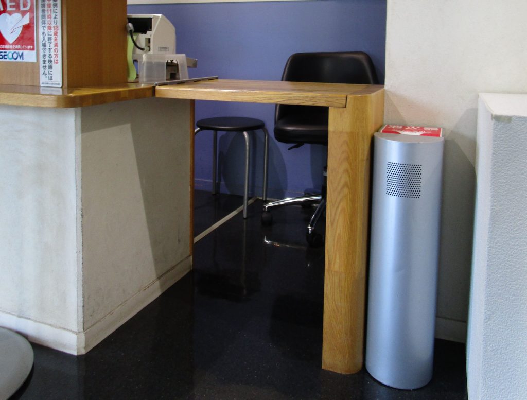 車いす使用者が利用しやすい高さの受付カウンターがある。