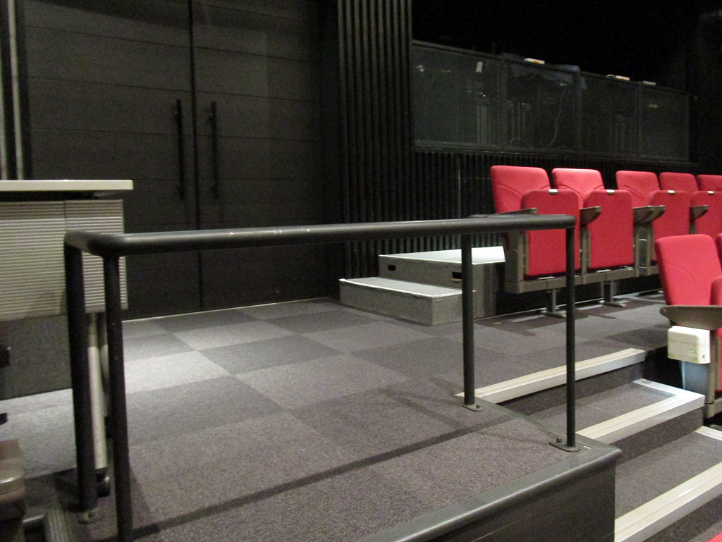 劇場内に車いす席がある。