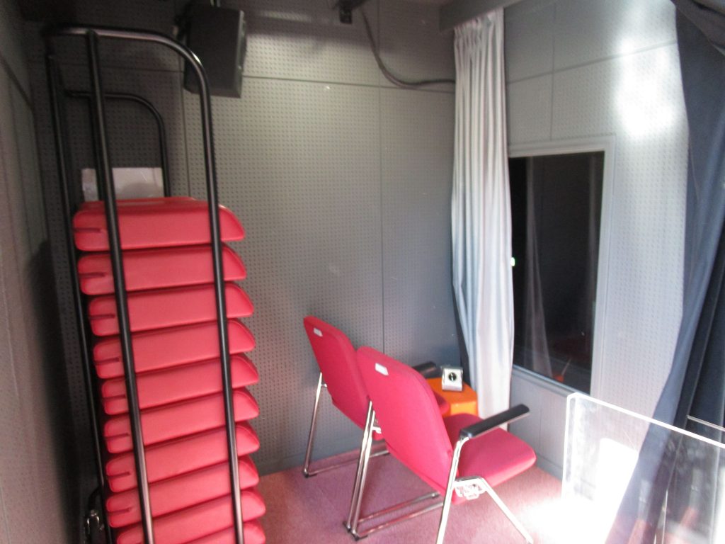 小劇場には多目的室があり、小さなお子様連れで鑑賞ができる公演もある。