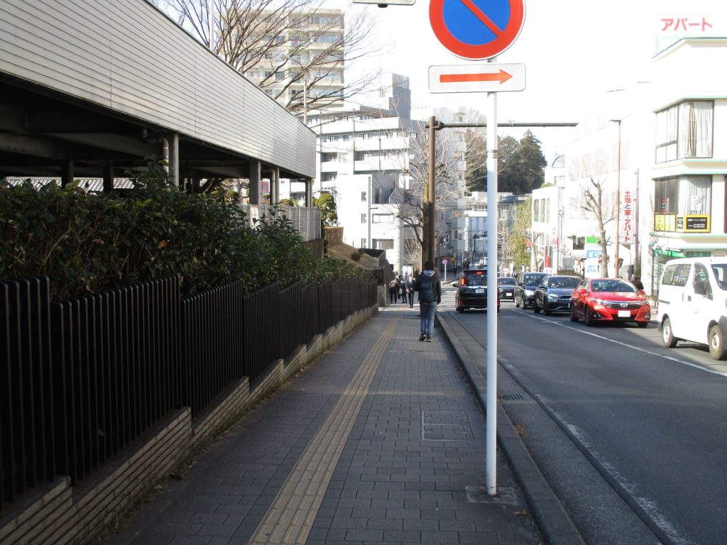 下り坂を進みます。