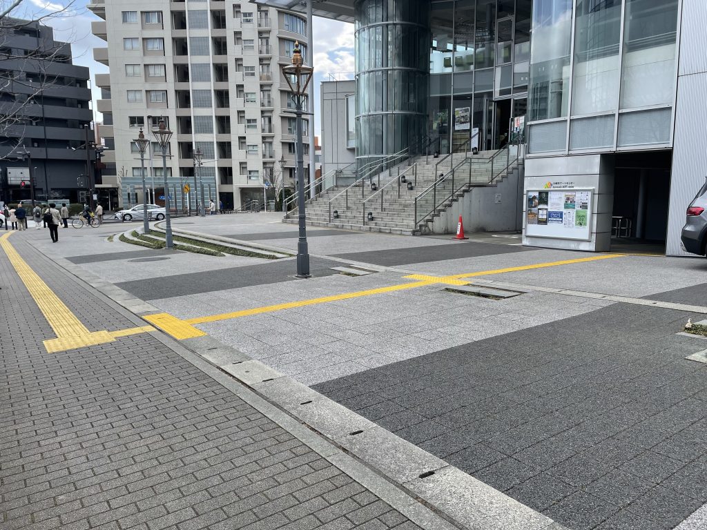 エントランスは階段になっているので、障害者用駐車場の左奥にあるエレベーターから施設に入ります。