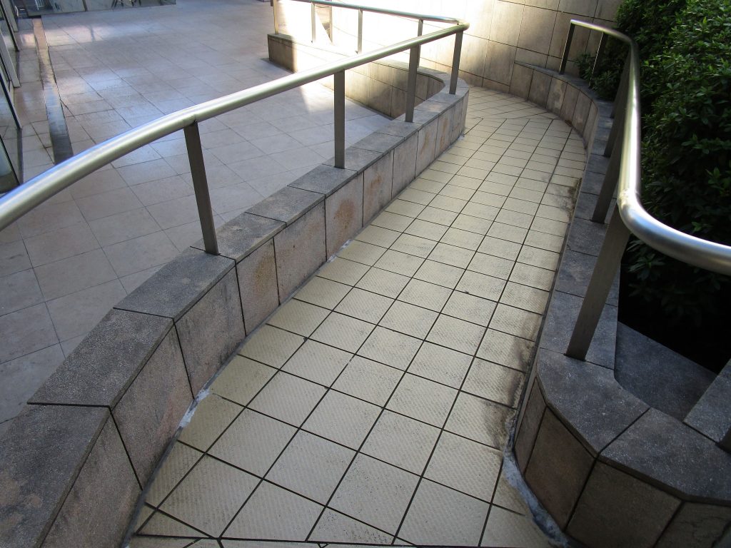 新百合ヶ丘駅からの新百合21ビルエントランスにはスロープがあるが、幅が狭く傾斜がある。