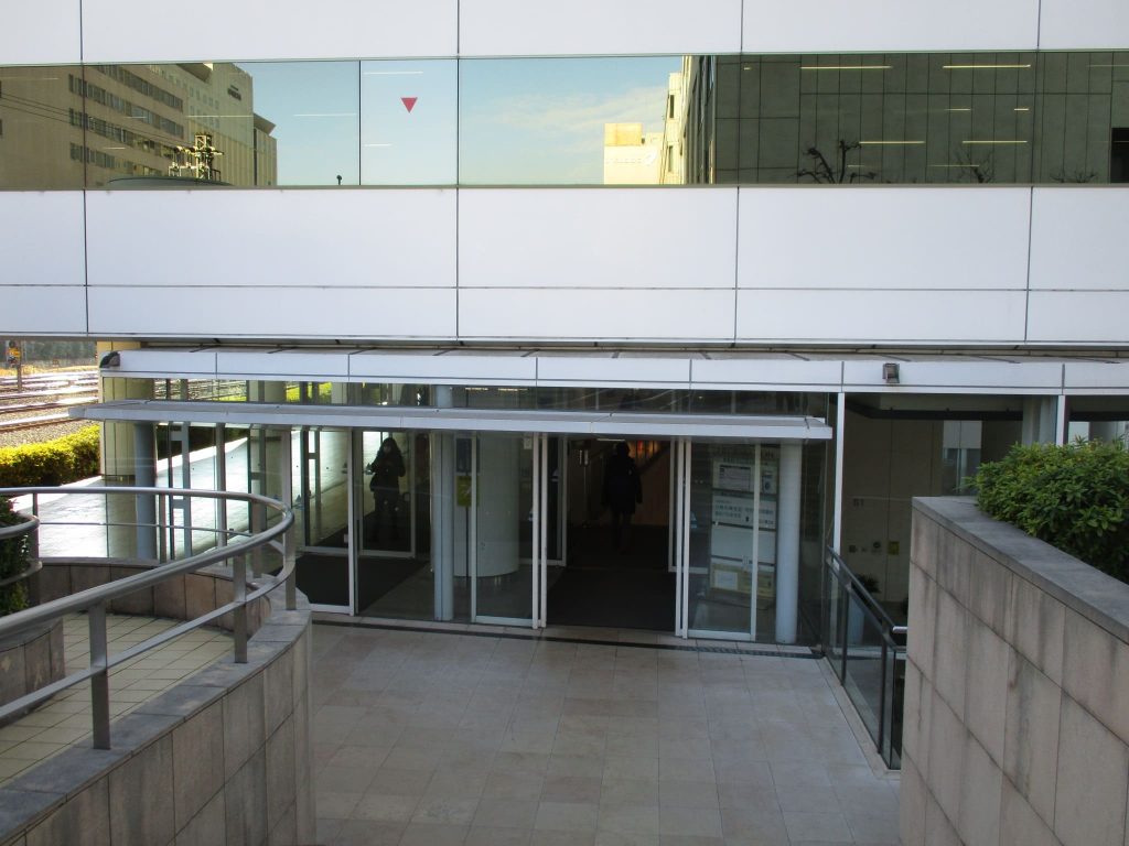 ①新百合21ビルエントランス前階段を下りて、エントランスに入る。