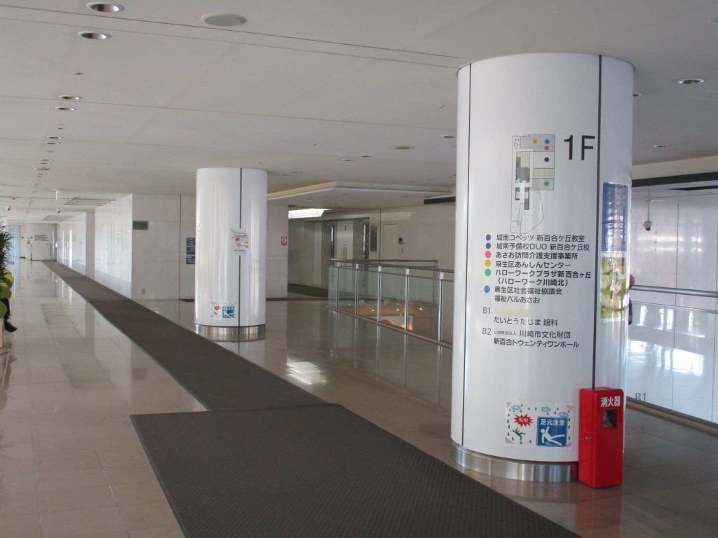 ②通路の右奥にあるエレベーターで地下２階まで降りる。