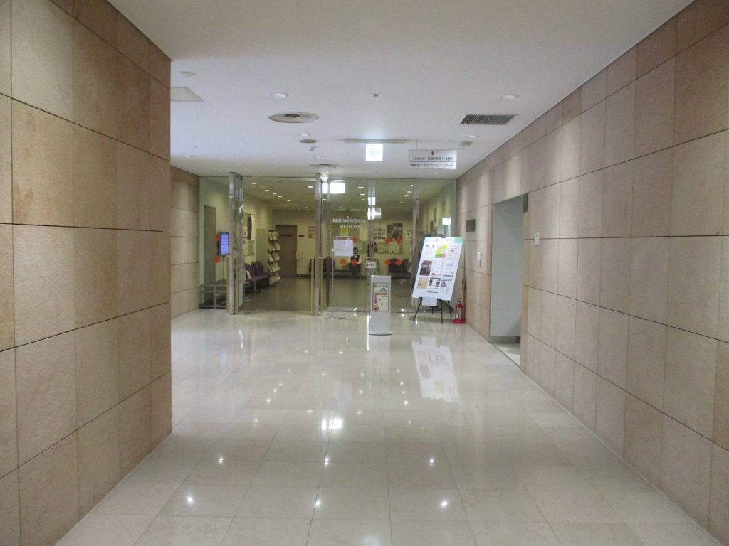 ③エレベーターを降り、通路に沿ってまっすぐ進むと、事務室、会議室/研修室、練習室がある。