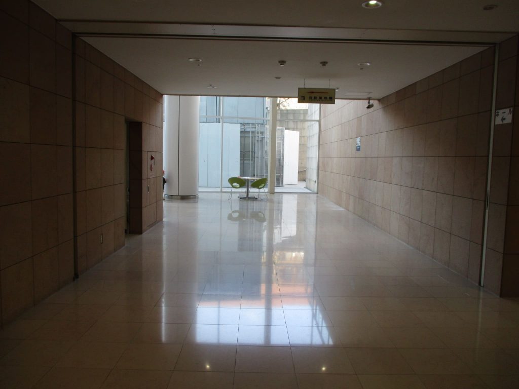 ④角を左に曲がり、通路に沿ってまっすぐ進む。さらに次の角を左に曲がる。