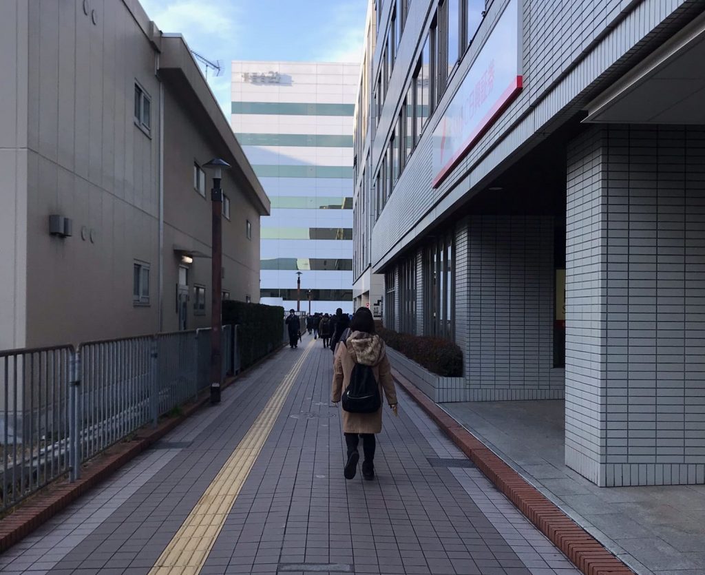 エレベーターで2階まで下り、地図のように進みます。