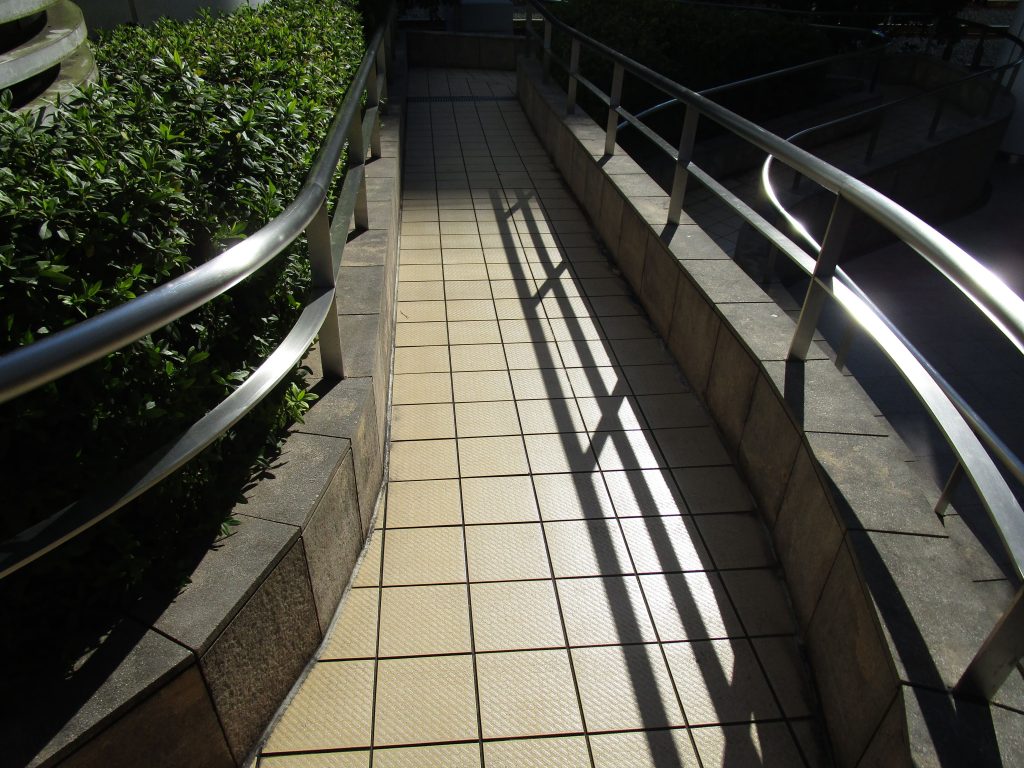 階段の左側にスロープがあります。傾斜があり、幅が狭く、S字になっているので、十分に注意してください。