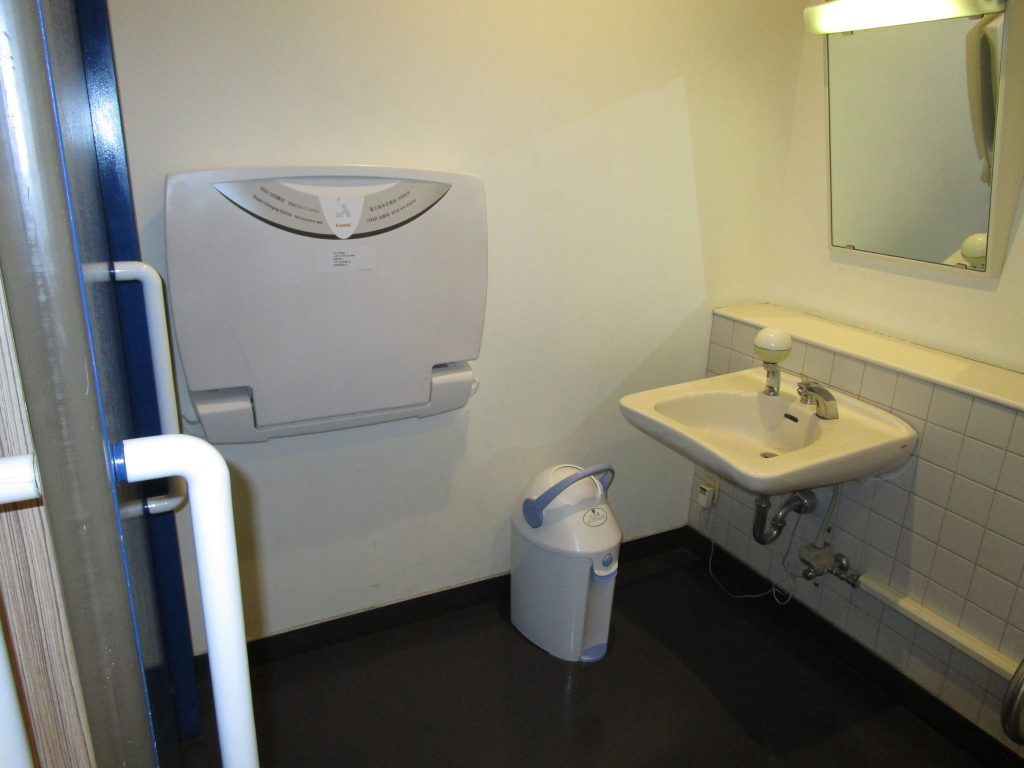 みんなのトイレ内におむつ交換台が設置されている。