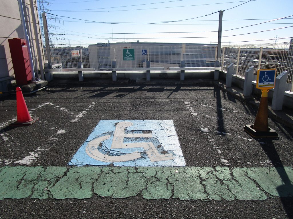 障害者用駐車場が各階にある。
