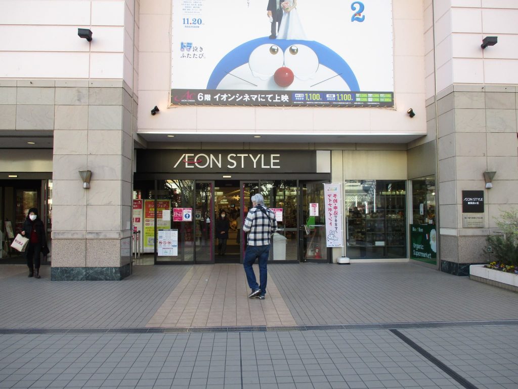 中央エントランスは自動ドアになっています。