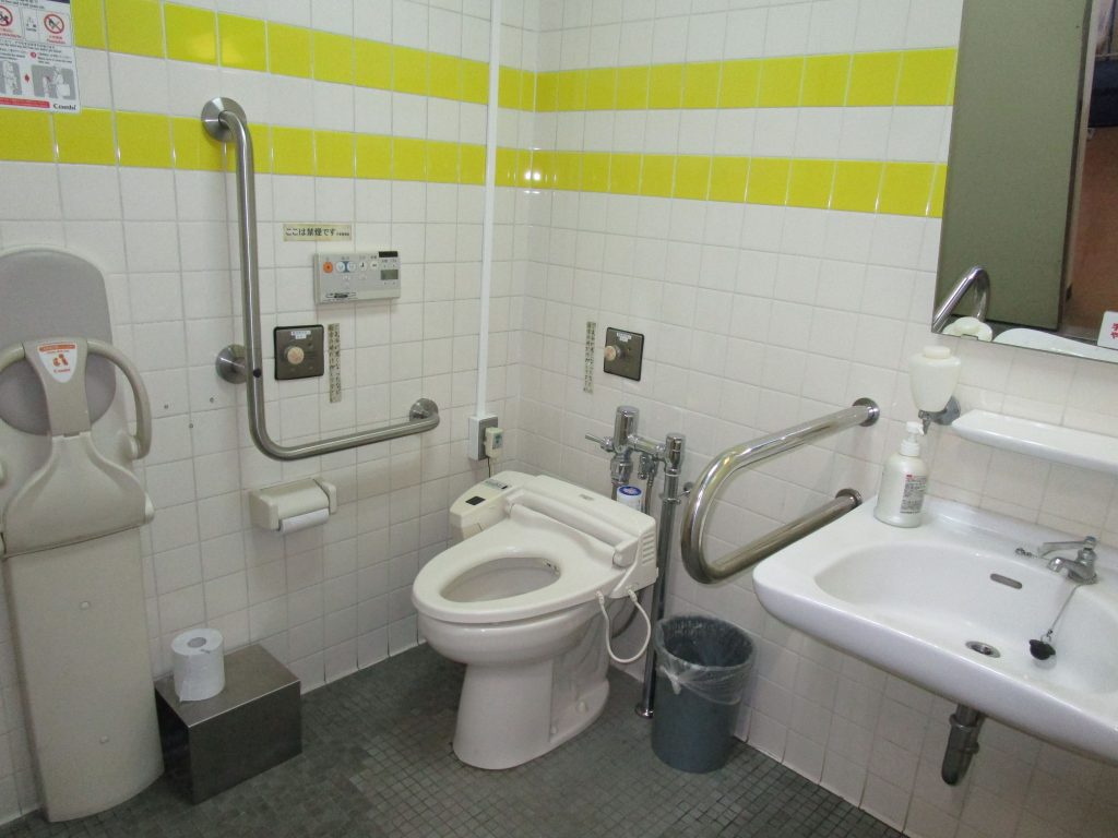 各階にバリアフリートイレがある。
（令和3年6月まで一部改修工事中）