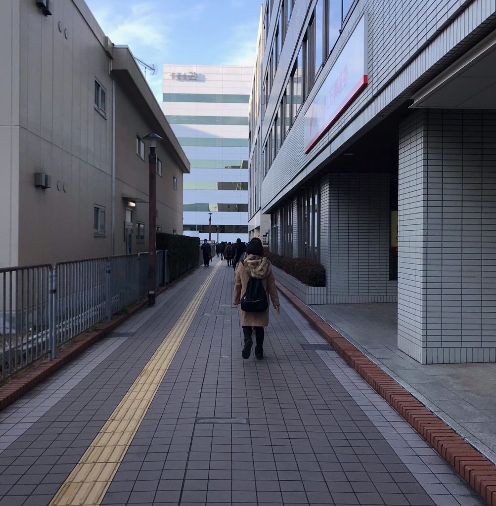 エレベーターで2階まで下り、地図のように進みます。