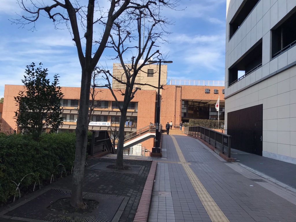 突き当たりを右に曲がると、目的地の麻生区役所が見えます。