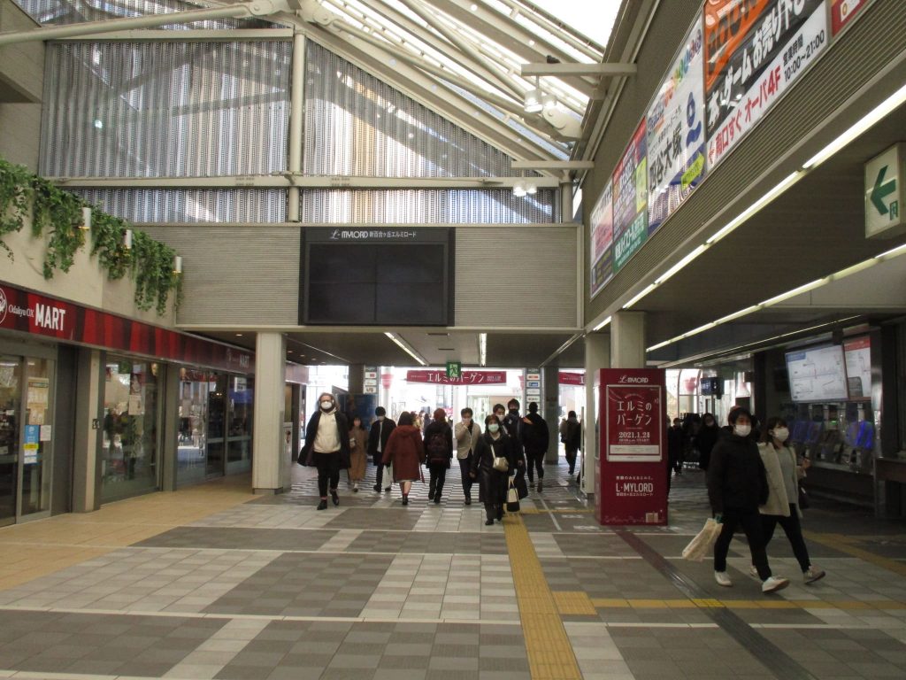 新百合ヶ丘駅改札口から南口に向かいます。