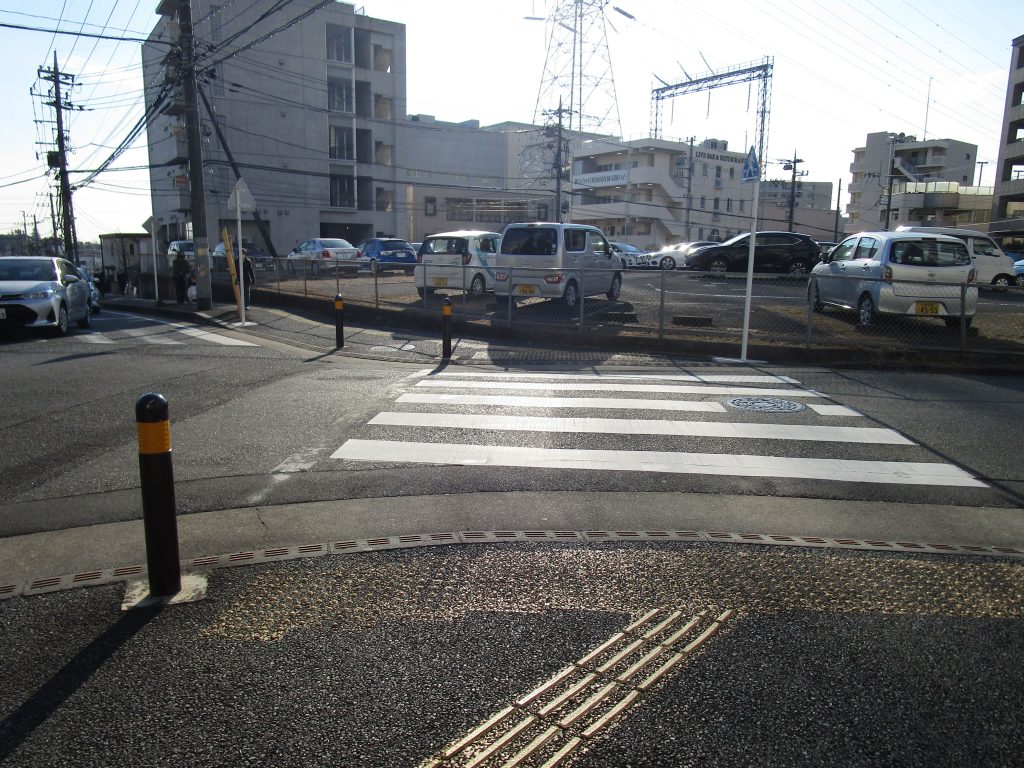 横断歩道を渡ります。信号がないので十分に注意してください。