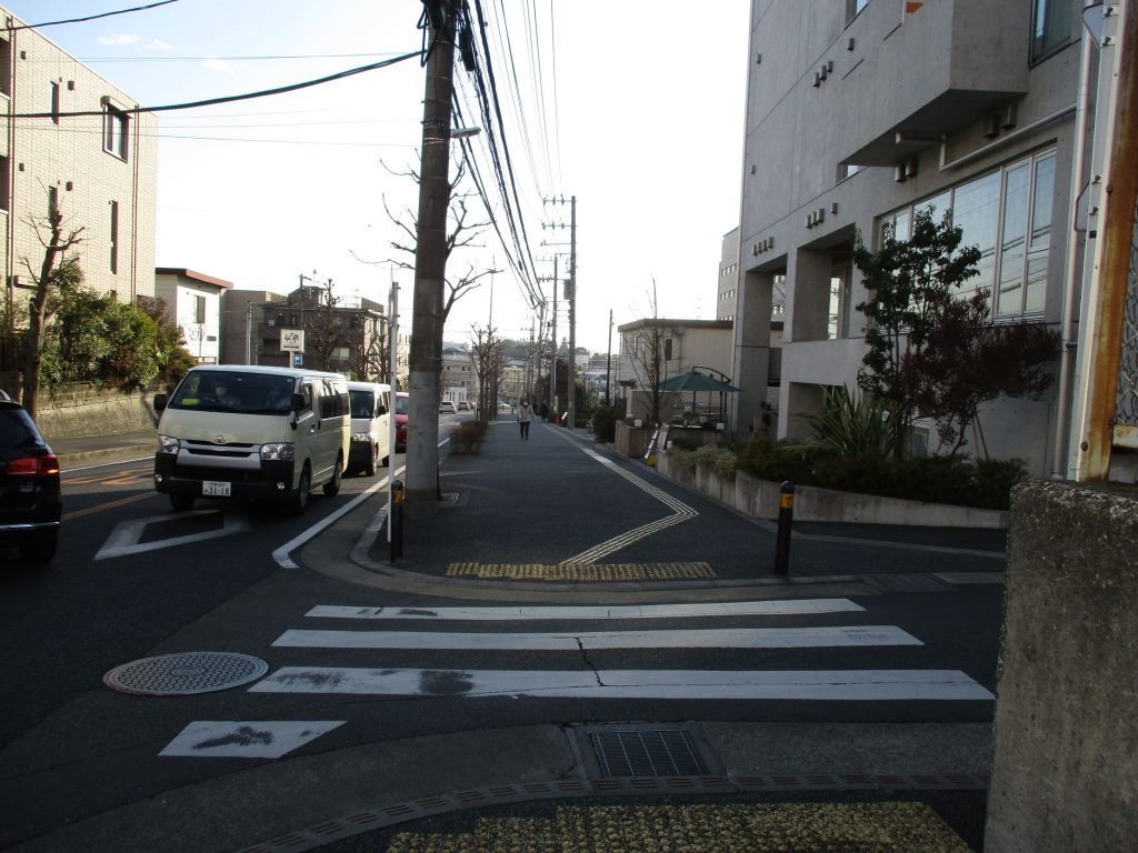 横断歩道を渡ります。信号がないので十分に注意してください。