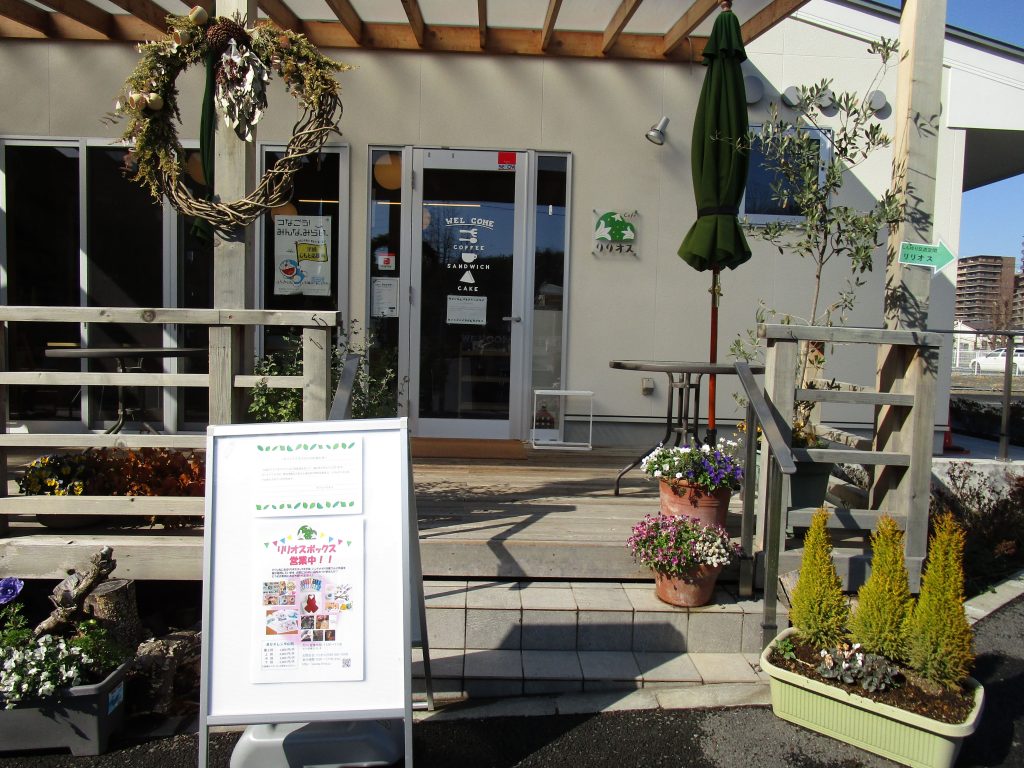 カフェのエントランスには階段（3段）。