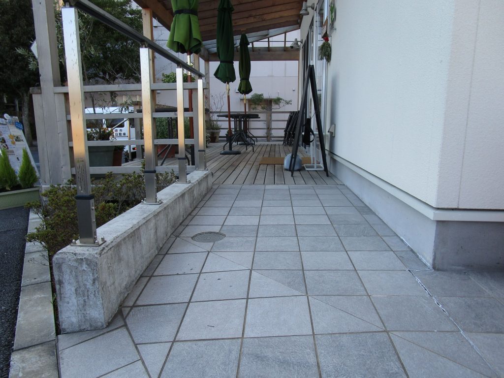 右側にスロープがある。