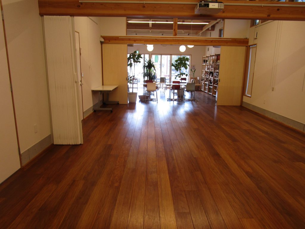 フラットな施設内