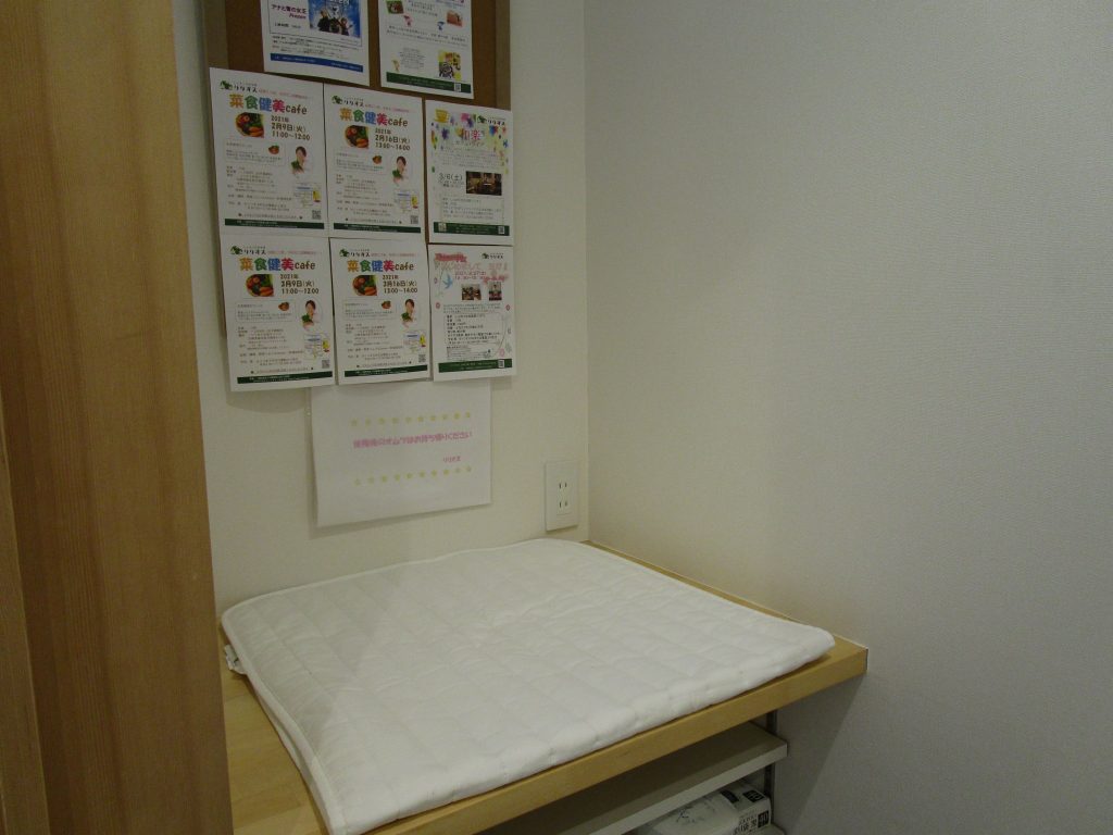 おむつ交換台が設置されている。