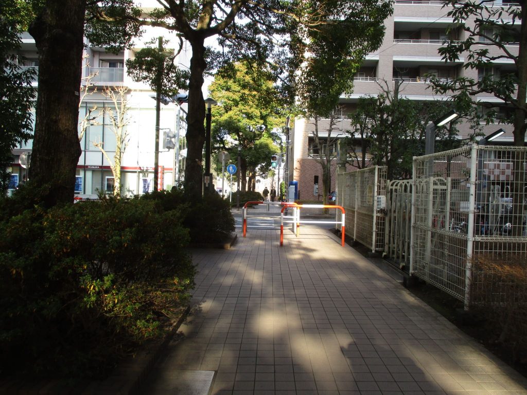 信号を渡り、野村證券とマンションの間の緑道を進みます。