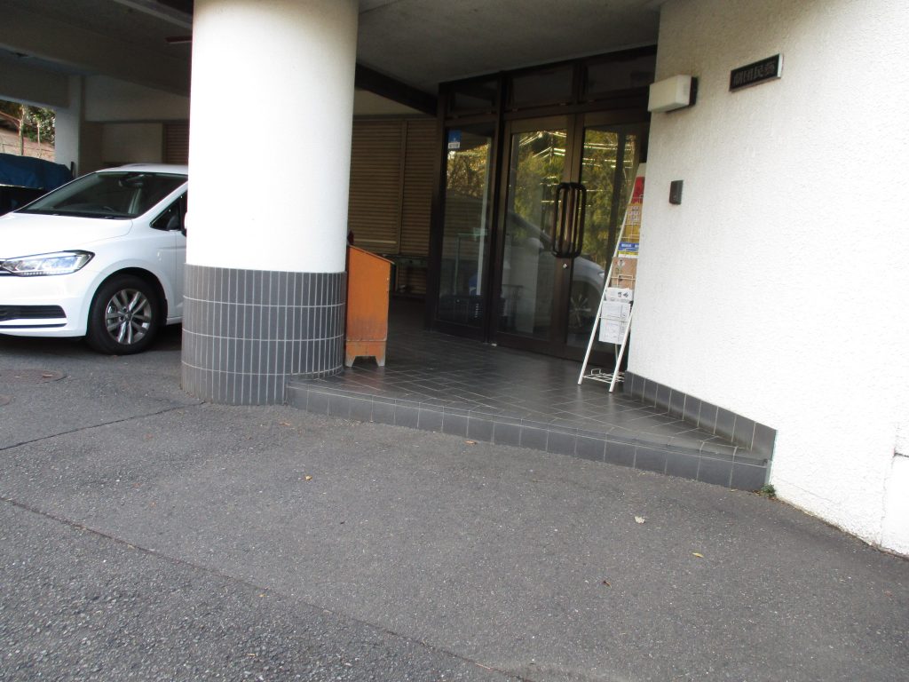 エントランスは段差になっている。（車いす等ご利用の場合は事前に相談）