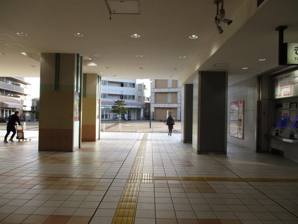 若葉台駅改札口から南口に向かいます。