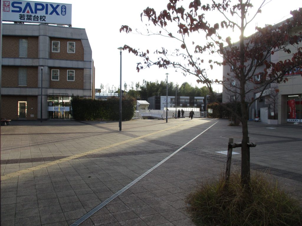 歩道橋へ向かいます。