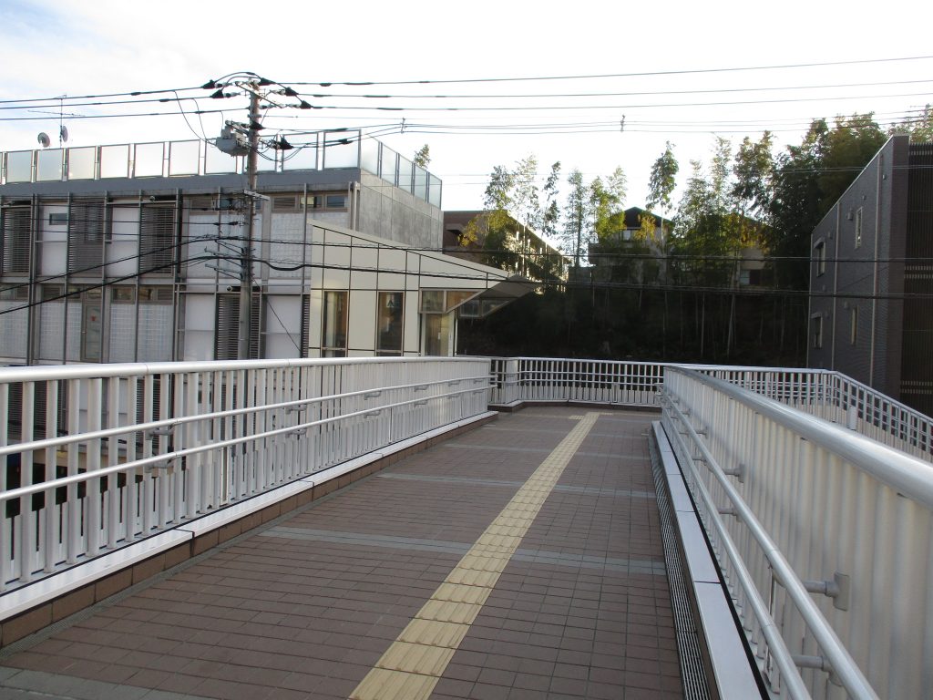 歩道橋にエレベーターが２台あります。突き当たり奥のエレベーターに乗ります。