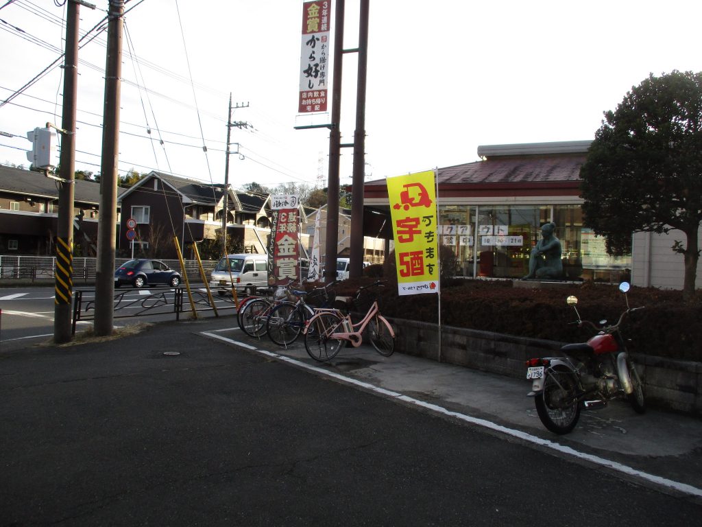 １階に降り、そのまま進みます。右側にあるファミリーレストランガストを右に曲がります。