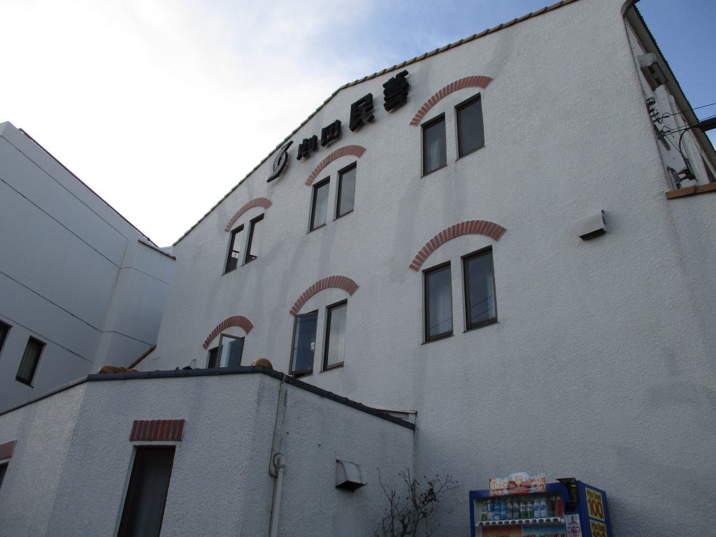 歩道に沿って進むと、右側に目的地の劇団民藝があります。