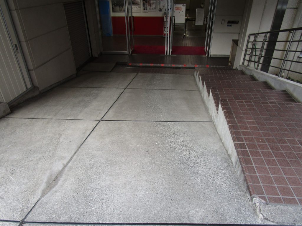 エントランスまではスロープと階段がある。