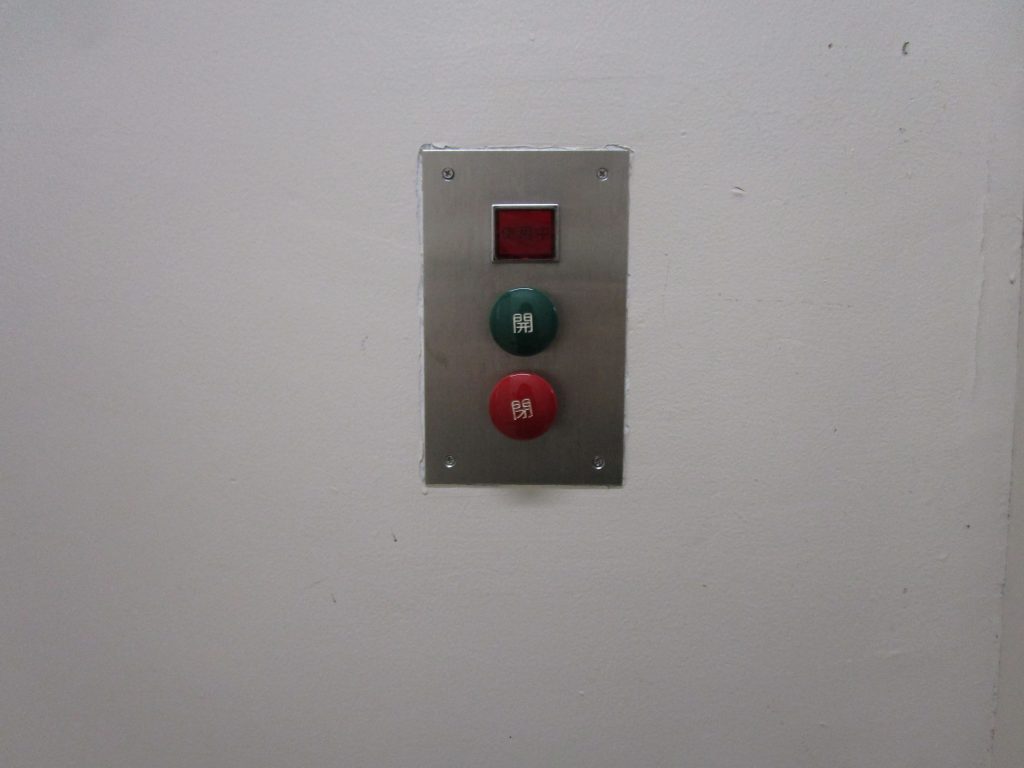 バリアフリートイレの扉は自動ドアになっている。