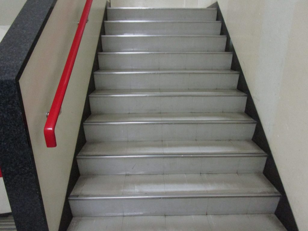 階段には手すりが設置されている。