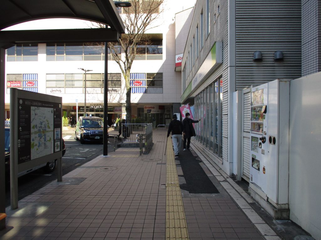 エレベーターで１階まで下り、地図のようにロータリーを進み、信号を渡ります。