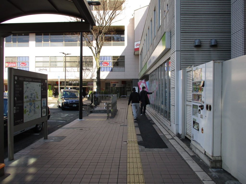 エレベーターで１階まで下り、地図のようにロータリーを進み、信号を渡ります。