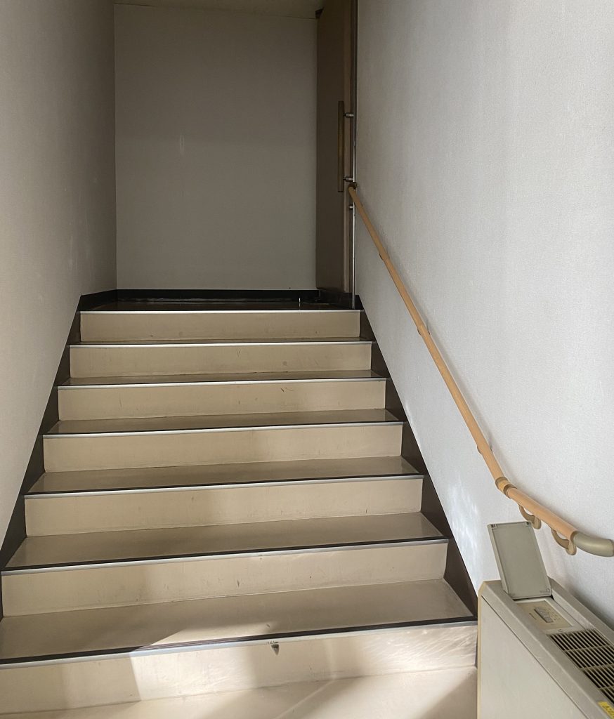 ラ・サーラ・スカラの入口が階段になっている。