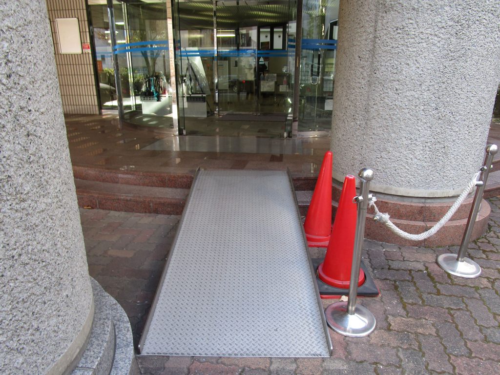 エントランスには階段とスロープがある（幅員90㎝）。