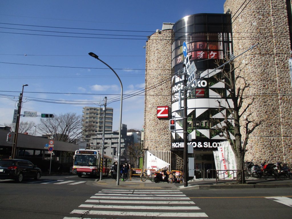 信号は歩車分離式になっています。