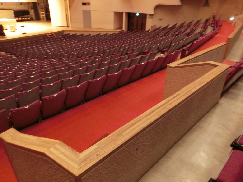 ホールに車いす席がある。