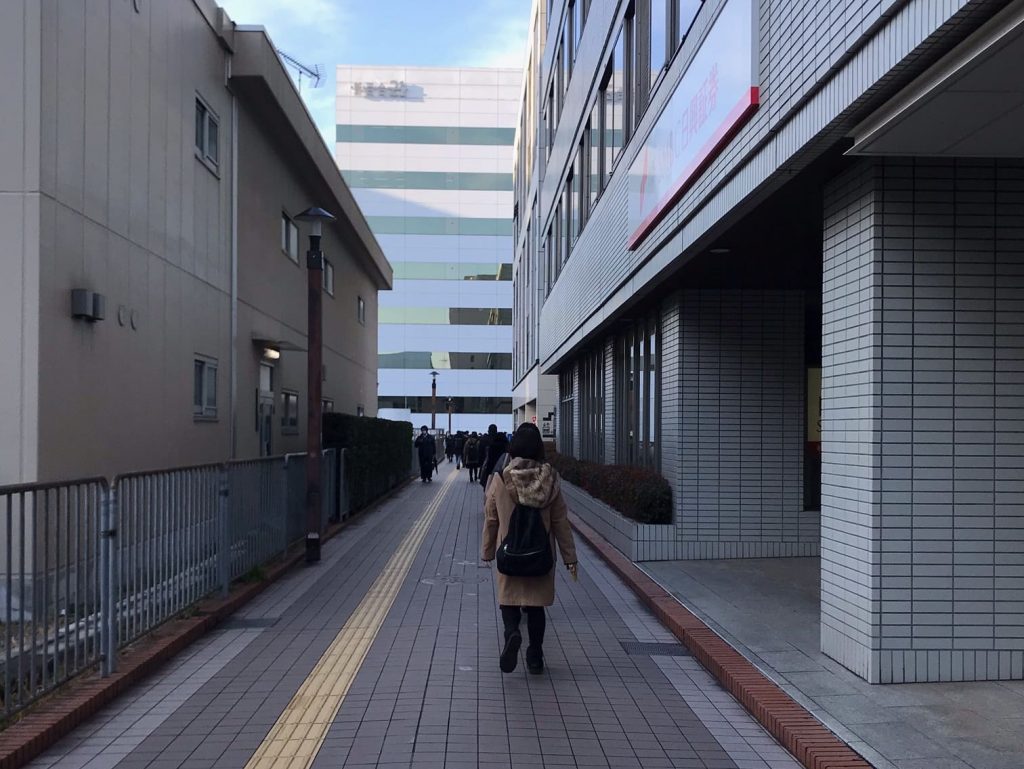 エレベーターで2階まで下り、地図のように進みます。