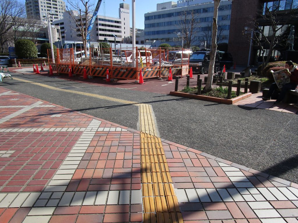 市民館図書館のエントランスから地図のように進みます。