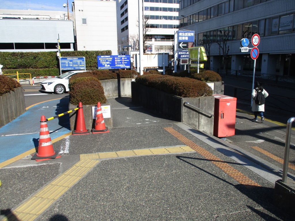 スロープより歩道へ出ます。