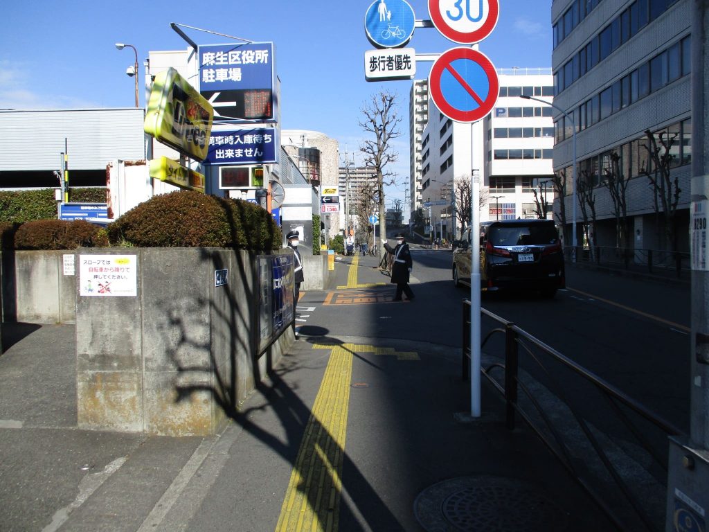 左に進みます。