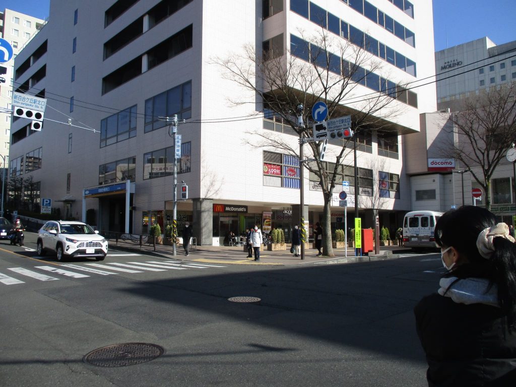 信号を渡り、地図のようにロータリーを進み、エレベーターで3階まで上がると駅改札階になります。