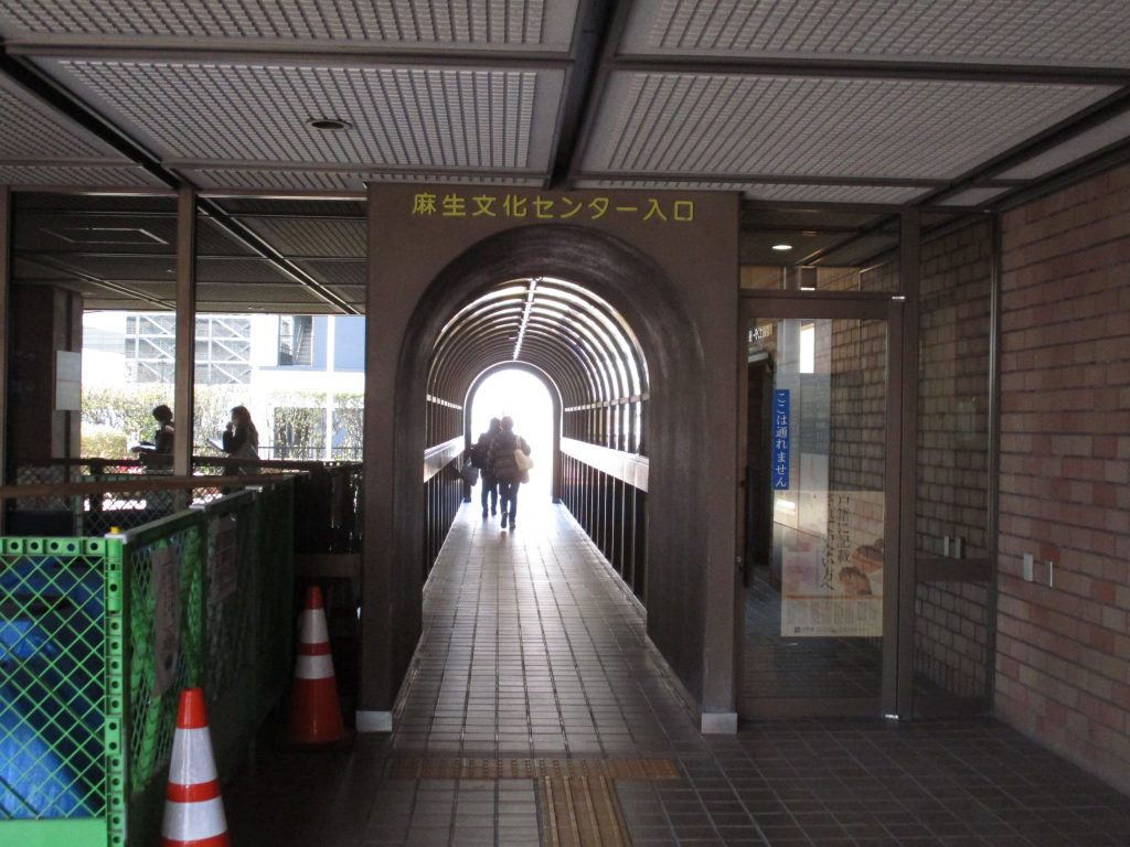 麻生区役所３階エントランス右横にある連絡通路を進みます。